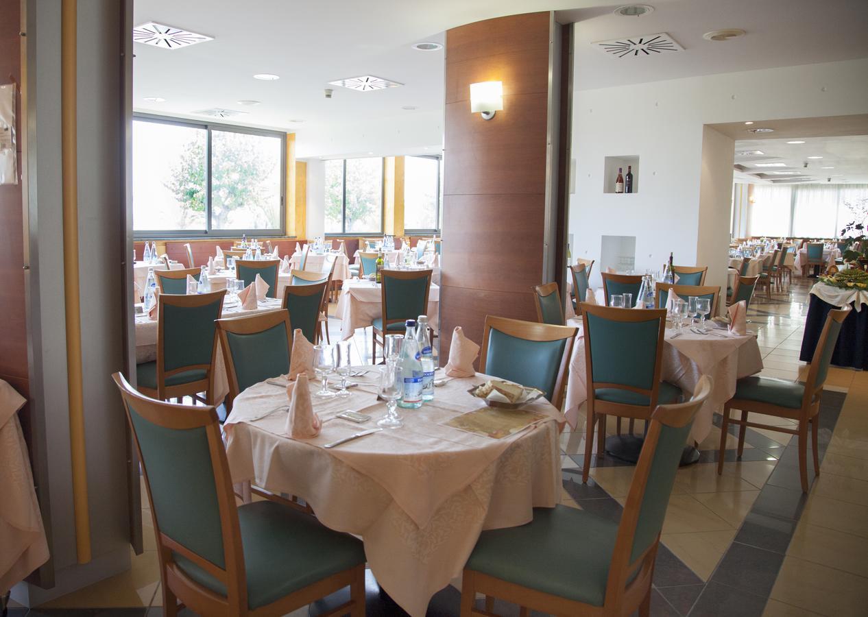 Hotel Atlas Альба-Адріатіка Екстер'єр фото