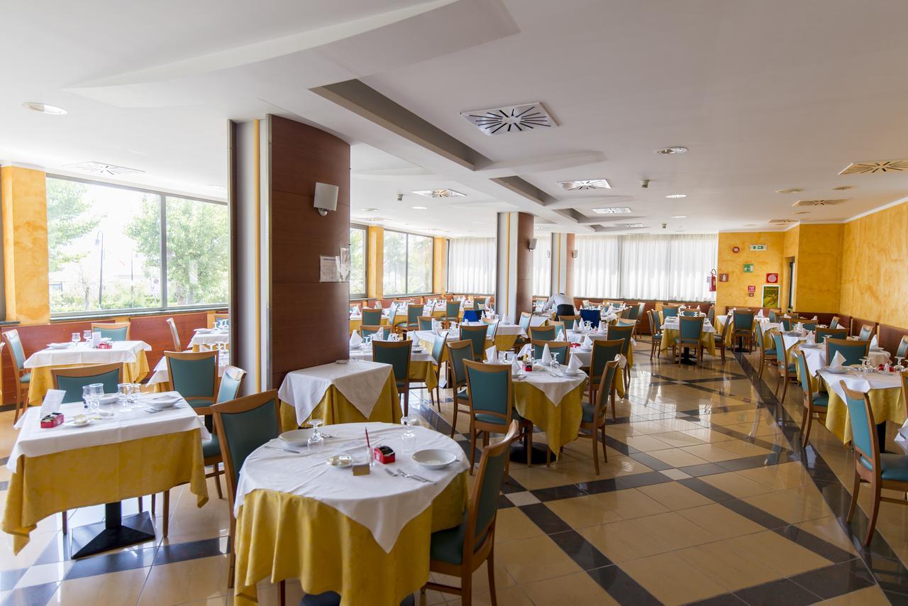 Hotel Atlas Альба-Адріатіка Екстер'єр фото